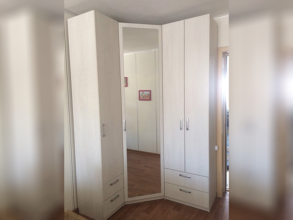Шкаф угловой распашной